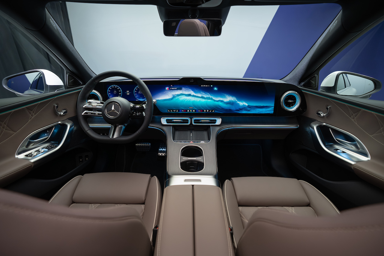 圖8_全新 GLC 400 4MATIC electric標準配備 MBUX HYPERSCREEN 超寬幅螢幕，打造沉浸式數位座艙體驗。